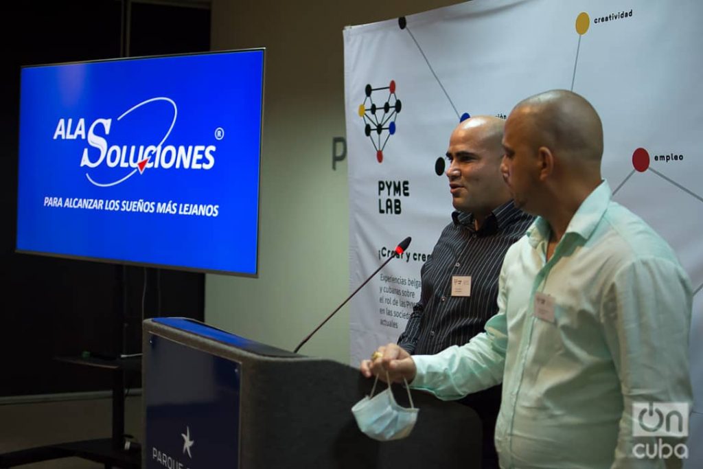 Los ingenieros Erick Carmona (i) y Yosué Montes de Oca (d), cofundadores del emprendimiento AlaSoluciones, exponen en el evento PYME LAB, realizado en el hotel Iberostar Parque Central de La Habana, el 18 de diciembre de 2020. Foto: Otmaro Rodríguez.