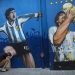 Augusto Canosa reza al tocar una pintura de Diego Maradona cerca del estadio La Bombonera de Boca Juniors en Buenos Aires, Argentina, el viernes 27 de noviembre de 2020. Foto: AP/Rodrigo Abd.
