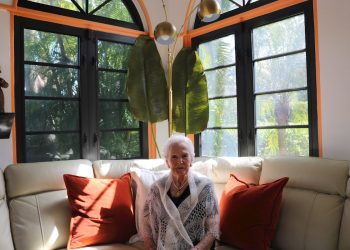 La marquesa cubano-española María Elena de Cárdenas, de 101 años, en su casa en Coral Gables, ciudad cercana a Miami (Estados Unidos). Foto: EFE/ Cortesía Luis De La Vega.