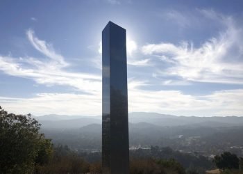 Un monolito en Stadium Park en Atascadero, California, el martes 2 de diciembre de 2020. Días después de la aparición y rápida desaparición de dos monolitos de metal brillante en Utah y Rumania, otra estructura similar apareció en el sur de California. Foto: Kaytlyn Leslie/The Tribune (of San Luis Obispo) vía AP.