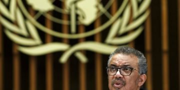 En esta imagen de archivo, tomada el 12 de febrero de 2020, Tedros Adhanom Ghebreyesus, director general de la Organización Mundial de la Salud (OMS), ofrece una declaración a reporteros sobre la respuesta al brote de coronavirus, en la sede de la OMS, en Ginebra, Suiza. Foto: Salvatore Di Nolfi/Keystone via AP/ archivo.