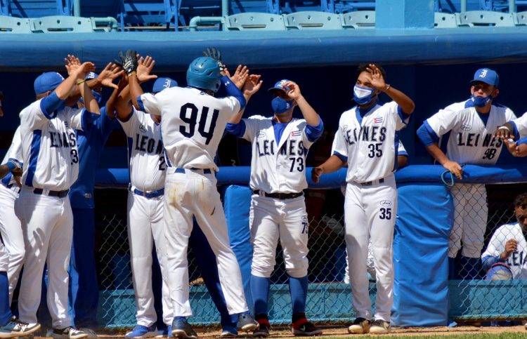 Jugadores de Industriales utilizan máscaras protectoras mientras celebran en la 60 Serie Nacional. Foto: Ricardo López Hevia.