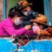 Una mujer le arregla la mascarilla a su madre en una localidad de Pamplona Alta en la periferia sur de Lima. Foto; Time.
