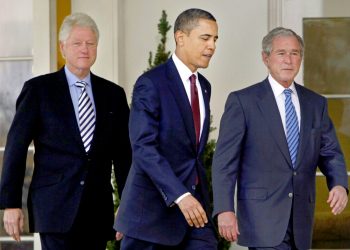 En esta fotografía del 16 de enero de 2010, el presidente Barack Obama sale de la Oficina Oval de la Casa Blanca junto con los expresidentes Bill Clinton y George W. Bush en Washington.  Foto: Pablo Martinez Monsivais/AP.