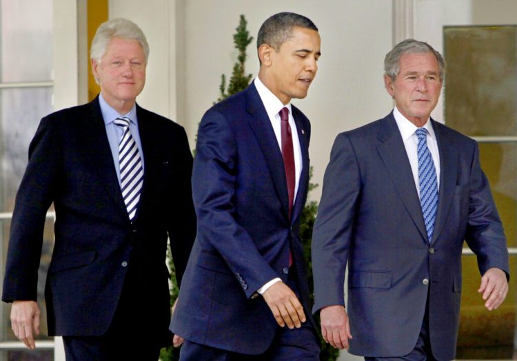 En esta fotografía del 16 de enero de 2010, el presidente Barack Obama sale de la Oficina Oval de la Casa Blanca junto con los expresidentes Bill Clinton y George W. Bush en Washington.  Foto: Pablo Martinez Monsivais/AP.