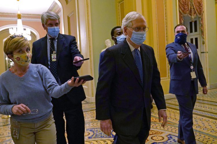 El líder de la mayoría en el Senado, Mitch McConnell, camina frente a reporteros en el Capitolio, en Washington, el martes 15 de diciembre de 2020. Foto: Susan Walsh/AP.