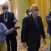 El líder de la mayoría en el Senado, Mitch McConnell, camina frente a reporteros en el Capitolio, en Washington, el martes 15 de diciembre de 2020. Foto: Susan Walsh/AP.