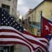 Jose Alfredo entre la bandera cubana y la estadounidense cuando el país se preparaba para la visita del presidente Obama en marzo de 2016. Foto: Joe Raedle / Getty Images vía The Nation