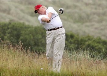 El presidente Donald Trump jugando golf en Florida. | AP (Archivo)
