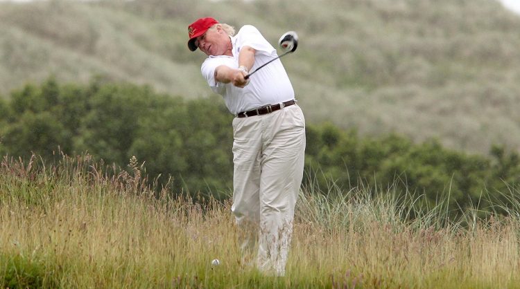 El presidente Donald Trump jugando golf en Florida. | AP (Archivo)