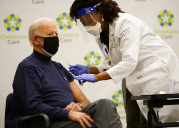El presidente electo Joe Biden recibe la primera dosis de la vacuna contra coronavirus desarrollada por Pfizer y BioNTech en el hospital ChristianaCare Christiana, en Newark, Delaware, el lunes 21 de diciembre de 2020. Foto: Carolyn Kaster/AP.