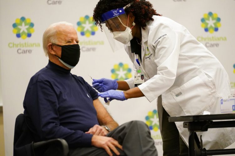 El presidente electo Joe Biden recibe la primera dosis de la vacuna contra coronavirus desarrollada por Pfizer y BioNTech en el hospital ChristianaCare Christiana, en Newark, Delaware, el lunes 21 de diciembre de 2020. Foto: Carolyn Kaster/AP.
