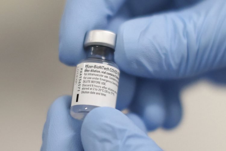 Esta fotografía del 8 de diciembre de 2020 muestra una dosis de la vacuna Pfizer-BioNTech contra el COVID-19 en el Royal Victoria Hospital, en Belfast. Foto: Liam McBurney/Pool vía AP.