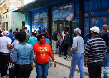 Personas en la calle Obispo de La Habana. Foto: Otmaro Rodríguez.