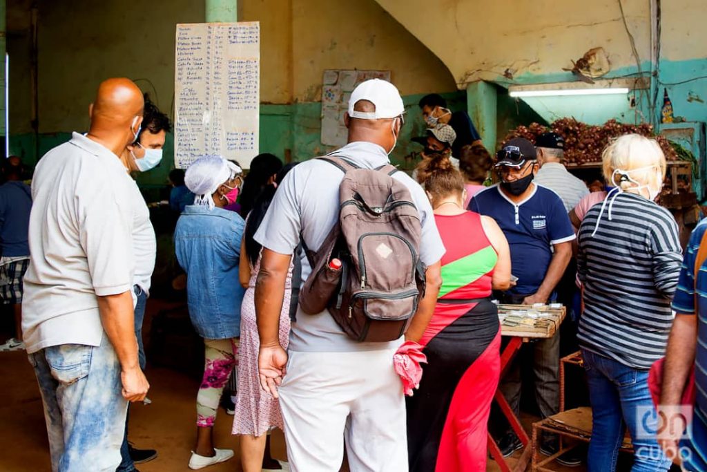 Personas en un mercado agropecuario de Cuba. Foto: Otmaro Rodríguez / Archivo.