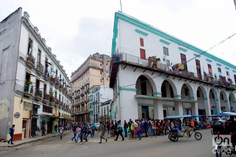 Personas hacen cola en La Habana, el 1 de diciembre de 2020. Foto: Otmaro Rodríguez.