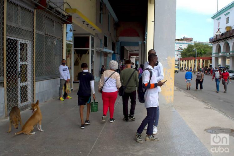 Personas en la calle Galiano de La Habana. Foto: Otmaro Rodríguez.