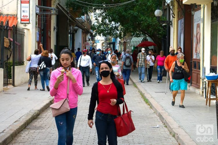 Personas en la calle Obispo de La Habana. Foto: Otmaro Rodríguez.
