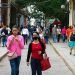 Personas en la calle Obispo de La Habana. Foto: Otmaro Rodríguez.