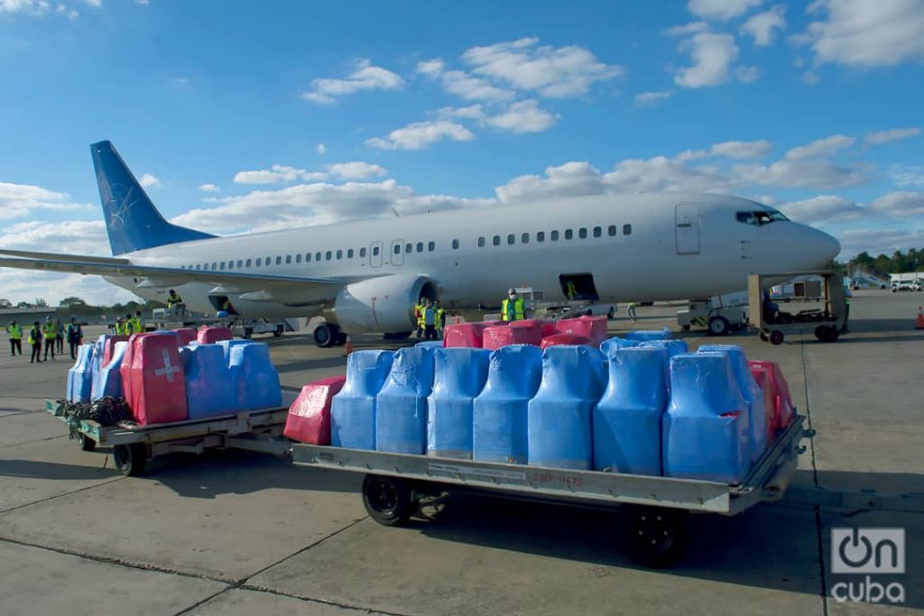 Llegada al Aeropuerto Internacional José Martí, de La Habana, de una donación de materiales sanitarios enviada por cubanos residentes en EE.UU., el 10 de diciembre de 2020. Foto: Otmaro Rodríguez.