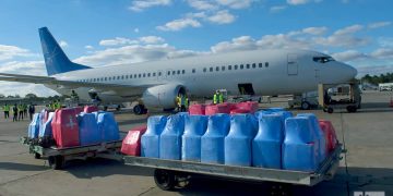 Llegada al Aeropuerto Internacional José Martí, de La Habana, de una donación de materiales sanitarios enviada por cubanos residentes en EE.UU., el 10 de diciembre de 2020. Foto: Otmaro Rodríguez.