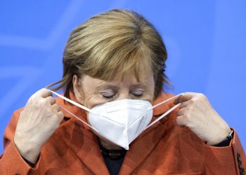 La canciller alemana Angela Merkel se acomoda el cubrebocas después de una conferencia de prensa en la Cancillería, el domingo 13 de diciembre de 2020. Foto: Bernd von Jutrczenka/Pool vía AP.