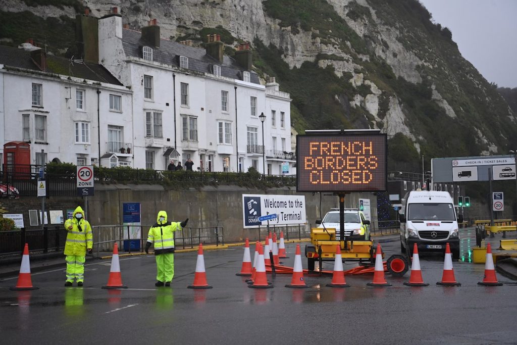 El puerto de Dover (Reino Unido) permanece cerrado este 21 de diciembre tras la suspensión por Francia del tráfico de mercancías para frenar la expansión de una nueva variante del coronavirus detectada en el territorio británico. Foto: Neil Hall / EFE.