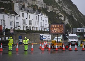 El puerto de Dover (Reino Unido) permanece cerrado este 21 de diciembre tras la suspensión por Francia del tráfico de mercancías para frenar la expansión de una nueva variante del coronavirus detectada en el territorio británico. Foto: Neil Hall / EFE.