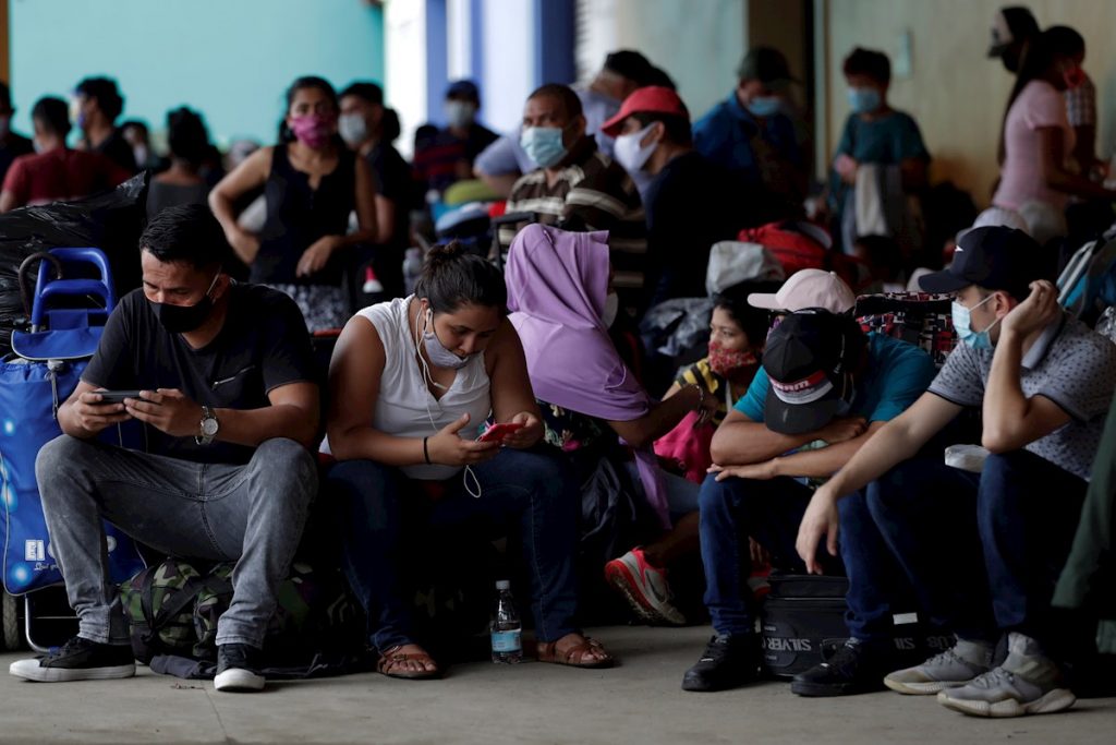 Un grupo de nicaragüenses espera para viajar a su país en la Terminal Nacional de Transporte en Ciudad de Panamá (Panamá). Foto: Bienvenido Velasco / EFE / Archivo.