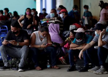Un grupo de nicaragüenses espera para viajar a su país en la Terminal Nacional de Transporte en Ciudad de Panamá (Panamá). Foto: Bienvenido Velasco / EFE / Archivo.