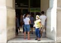 Los bancos se han convertido en uno de los lugares más visitados por los cubanos en la actualidad. Foto: Otmaro Rodríguez.