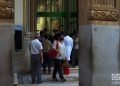Los bancos se han convertido en uno de los lugares más visitados por los cubanos en la actualidad. Foto: Otmaro Rodríguez.