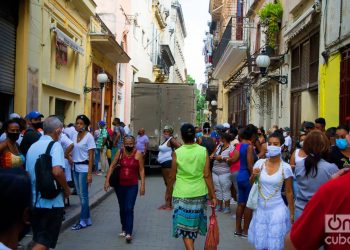 Personas en una calle de La Habana. Foto: Otmaro Rodríguez.