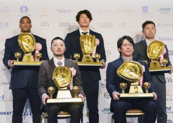 Dayán Viciedo  (izquierda atrás) fue el único extranjero entre los ganadores del Guante de Oro en Japón. Foto: Tomada de The Japan Times.