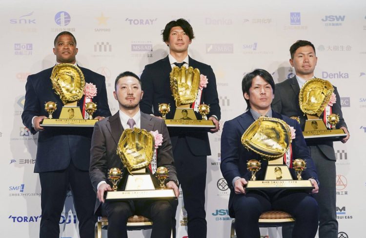 Dayán Viciedo  (izquierda atrás) fue el único extranjero entre los ganadores del Guante de Oro en Japón. Foto: Tomada de The Japan Times.