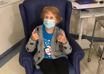Margaret Keenan, de 90 años, y a quien sus amigos y familia le llaman "Maggie", fue la primera en recibir una de las dos dosis de la vacuna. Foto: Foto: twitter.com/NHSEngland