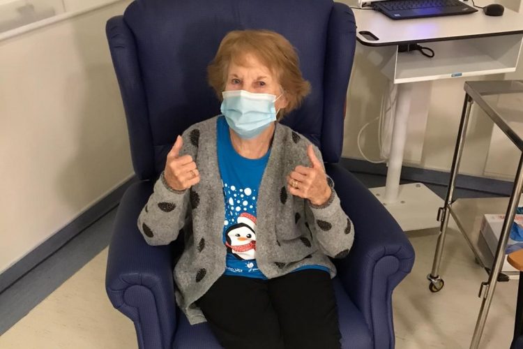 Margaret Keenan, de 90 años, y a quien sus amigos y familia le llaman "Maggie", fue la primera en recibir una de las dos dosis de la vacuna. Foto: Foto: twitter.com/NHSEngland