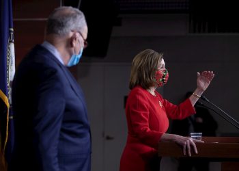 La presidenta de la Cámara de Representantes, Nancy Pelosi (R) y el líder de la minoría demócrata del Senado, Chuck Schumer (L), celebran una conferencia de prensa en el Capitolio de Washington. Los líderes del Congreso han llegado a un acuerdo sobre un paquete de estímulo para el virus coronario que consiste en aproximadamente 900 000 millones de dólares estadounidenses en fondos de ayuda. Foto: MICHAEL REYNOLDS/ EFE/EPA.