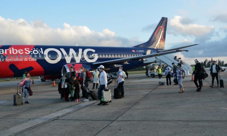 Llegada del vuelo inaugural de los turoperadores Hola Sun y Caribe Sol con la aerolínea OWG, procedente de Canadá, al Aeropuerto Internacional Abel Santamaría, de Santa Clara, en el centro de Cuba, el 18 de diciembre de 2020. Foto: Arelys María Echevarría / ACN.