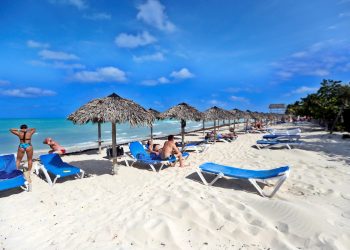 En un crecimiento del arribo de turistas a la Isla descansan las expectativas de crecimiento de la economía cubana en 2022. Foto: Ernesto Mastracusa/EFE.
