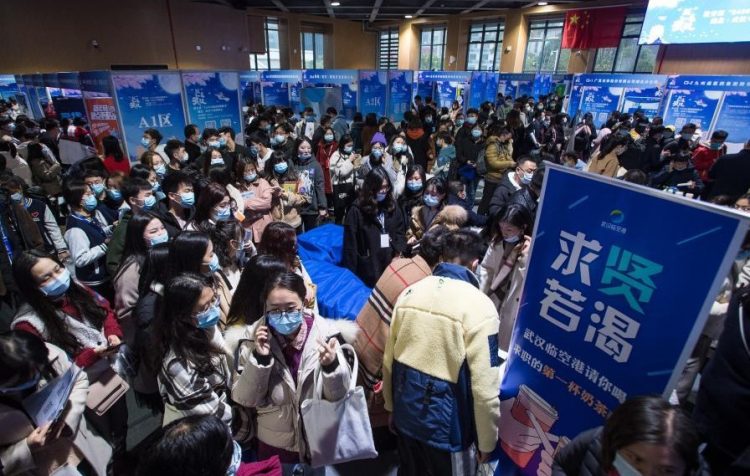 Feria nacional de promoción del empleo y emprendimiento de graduados universitarios en el Gimnasio Hongshan, en Wuhan, provincia de Hubei. Foto: Xiao Yijiu/ Xinhua.