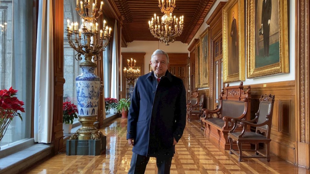 Fotografía cedida por la Presidencia de México que muestra al mandatario Andrés Manuel López Obrador, enfermo de COVID-19, en el Palacio de Gobierno. Foto: EFE/ Presidencia de México.