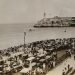 Multitudes en El Malecón en el otoño de 1921, viendo un Modelo 75 de nave aeromarina saliendo del puerto de La Habana, con el Castillo del Morro al fondo. Foto: The Aeromarine Website
