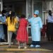 Una trabajadora de salud revisa la temperatura de una paciente en la entrada de la sala de emergencias del Hospital Académico Steve Biko, en Pretoria, Sudáfrica, el lunes 11 de enero de 2021. Foto: AP/Themba Hadebe.