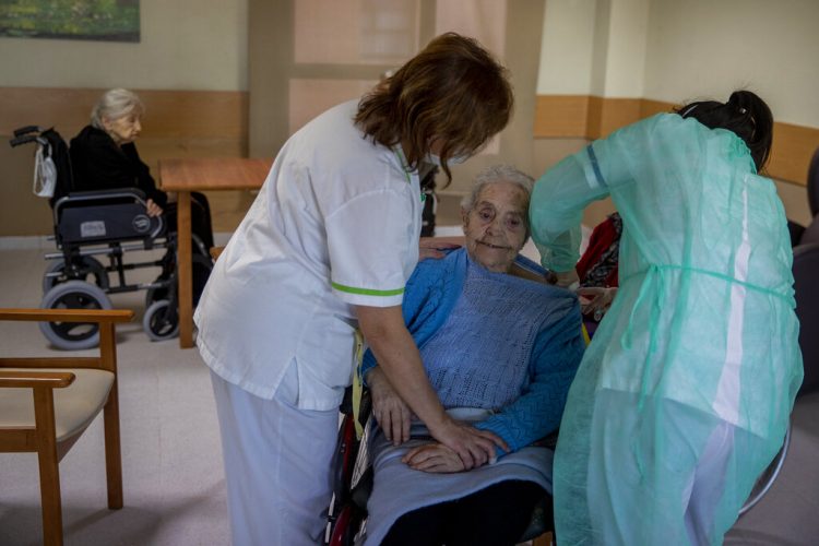 Una enfermera administra la vacuna de coronavirus de Pfizer-BioNTech a una residente del hogar de ancianos DomusVi en Leganés, España, el miércoles 13 de enero de 2021. Foto: Manu Fernández/AP.