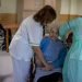 Una enfermera administra la vacuna de coronavirus de Pfizer-BioNTech a una residente del hogar de ancianos DomusVi en Leganés, España, el miércoles 13 de enero de 2021. Foto: Manu Fernández/AP.