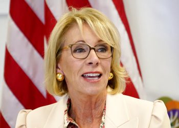 La secretaria de Educación, Betsy DeVos, en la Phoenix International Academy, en Phoenix. Foto: Matt York/AP.