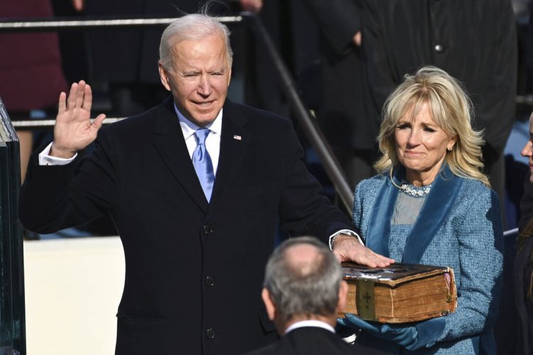 Joe Biden al asumir la presidencia de Estados Unidos frente al Capitolio en Washington, el 20 de enero del 2021. (Saul Loeb/Pool Photo via AP)