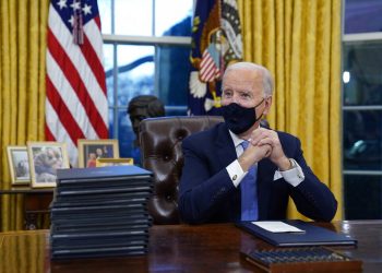 Fotografía de archivo del 20 de enero de 2021 del presidente Joe Biden esperando firmar su primera orden ejecutiva en la oficina Oval de la Casa Blanca en Washington. (AP Foto/Evan Vucci, Archivo)