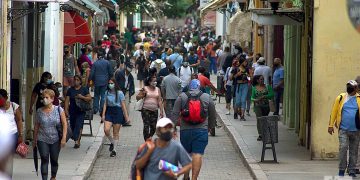 Personas en la calle Obispo, de La Habana, durante el rebrote de la COVID-19 en enero de 2021. Foto: Otmaro Rodríguez.